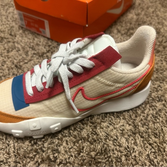 W NIKE WAFFLE RACER 2X
MONARCH/SIREN RED-PEARL WHITE
MONARQUE/ROUGE SIRENE - Picture 4 of 5